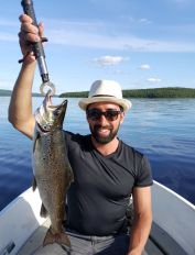 Un beau mâle de 3.5 lbs, pris en plein jour, en juin, avec un lac plutôt calme. On reconnaît le mâle au gros crochet pointé vers le haut que présente sa mâchoire inférieure.