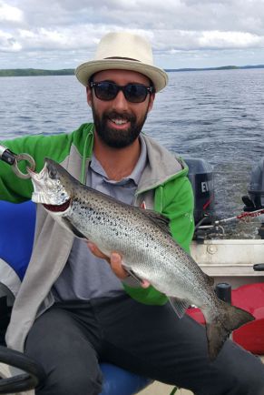 Mathieu et une femelle de 3.5 lbs, prise en plein jour, un peu avant midi, par temps légèrement venteux.