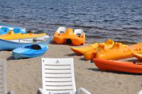 LES AMATEURS DE CANOT, KAYAK OU PÉDALO ONT TOUT UNE ÉTENDUE D‘EAU À EXPLORER!