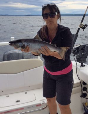 Encore une fois, une ouananiche prise par Claire.