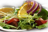 UNE SALADE RAFRAÎCHISSANTE OFFERTE EN SALLE À DÎNER