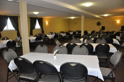 LA SALLE DE CONFÉRENCE PEUT RECEVOIR LES GROUPES DE 133 PERSONNES